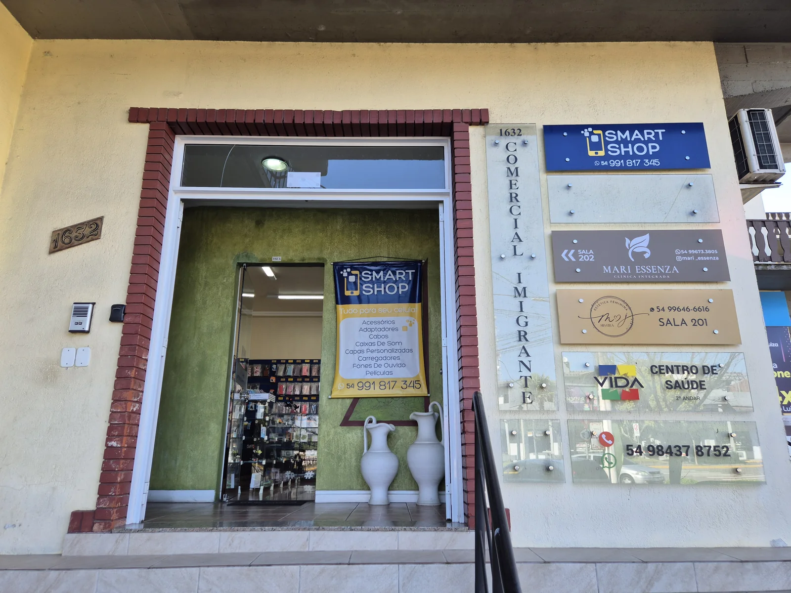 Entrada do prédio onde fica o Vida Centro de Saúde