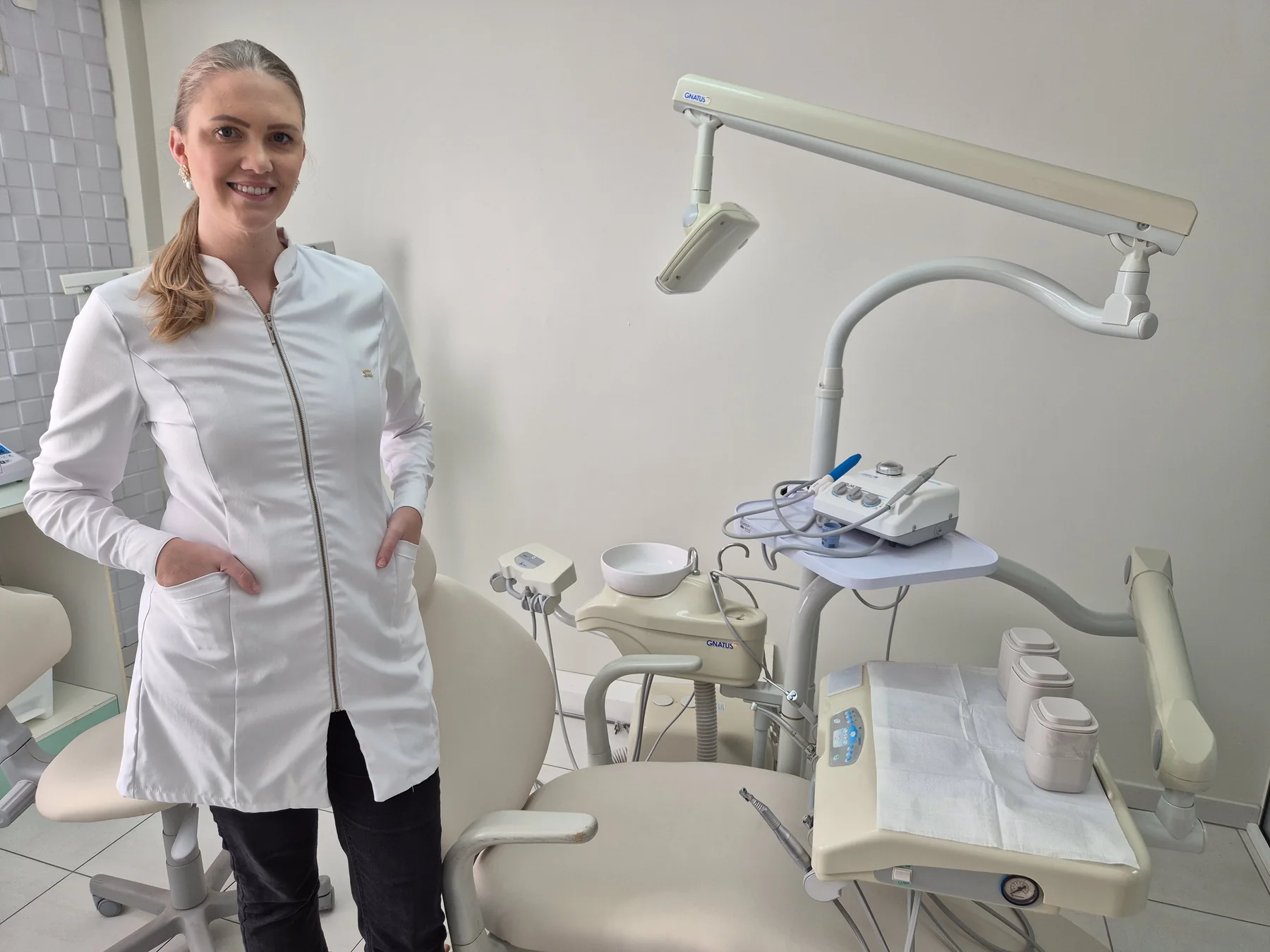 Dra. Andressa Haas em seu consultório odontológico