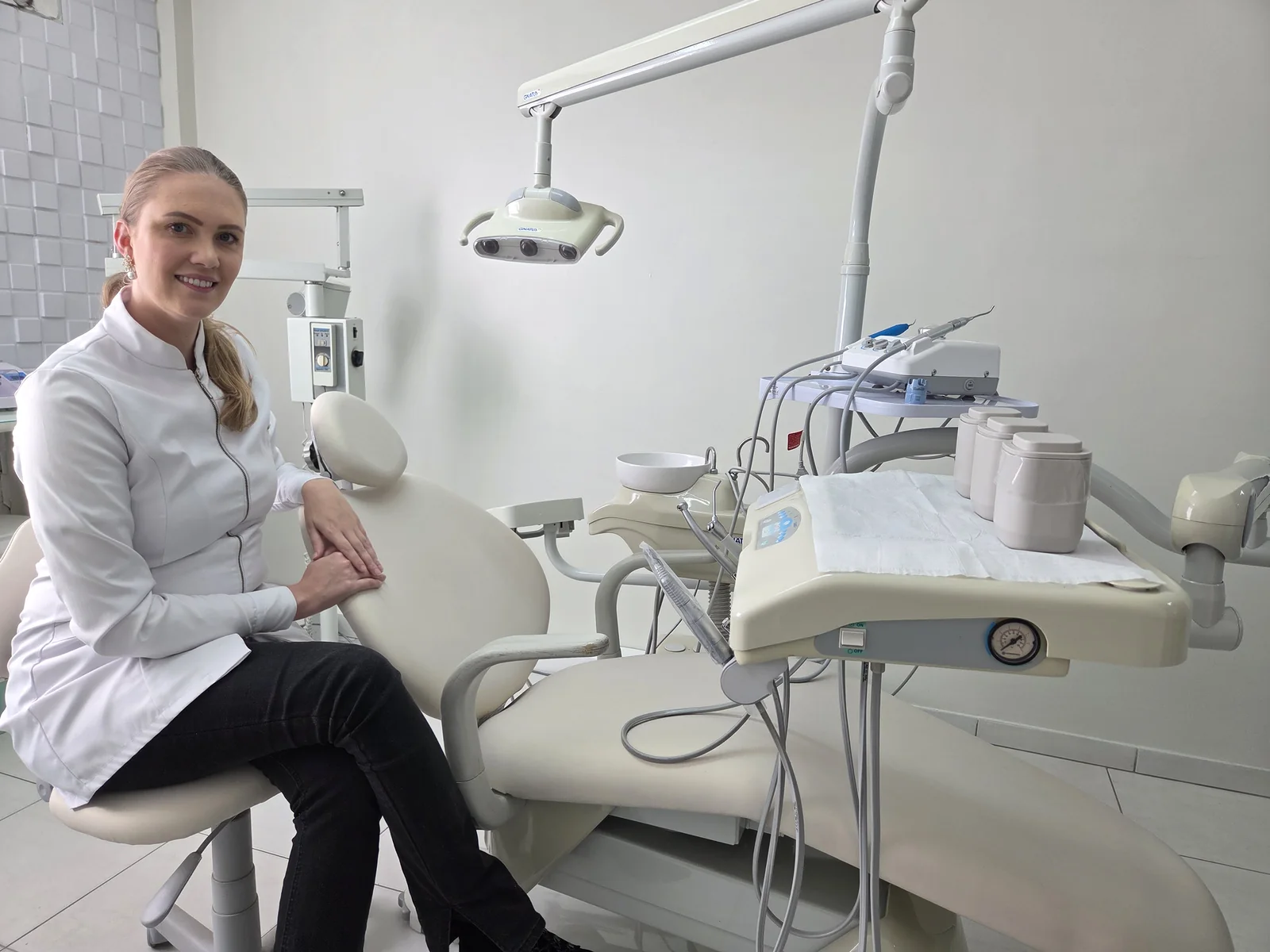 Dra. Andressa Haas no consultório odontológico